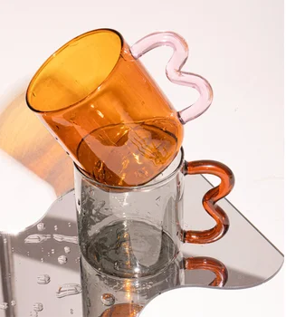 Чашки из цветного стекла Оригинальный дизайн Стеклянная кружка с волнистым ухом Ручной работы Кофейная чашка Simple Wave для горячей воды